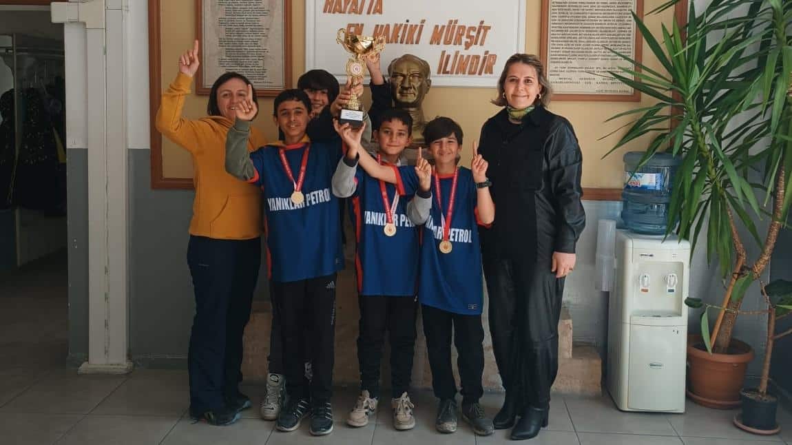 Okulumuz Bocce Küçük Erkekler Takımı İl Birincisi Olarak Türkiye Elemelerine Katılma hakkı Kazanmıştır. Tebrik Eder, Başarılarının Devamını Dileriz.